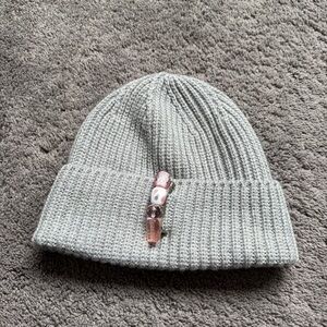 50% Wool Gray Knit Beanie with Pink Brooch Made in Italy